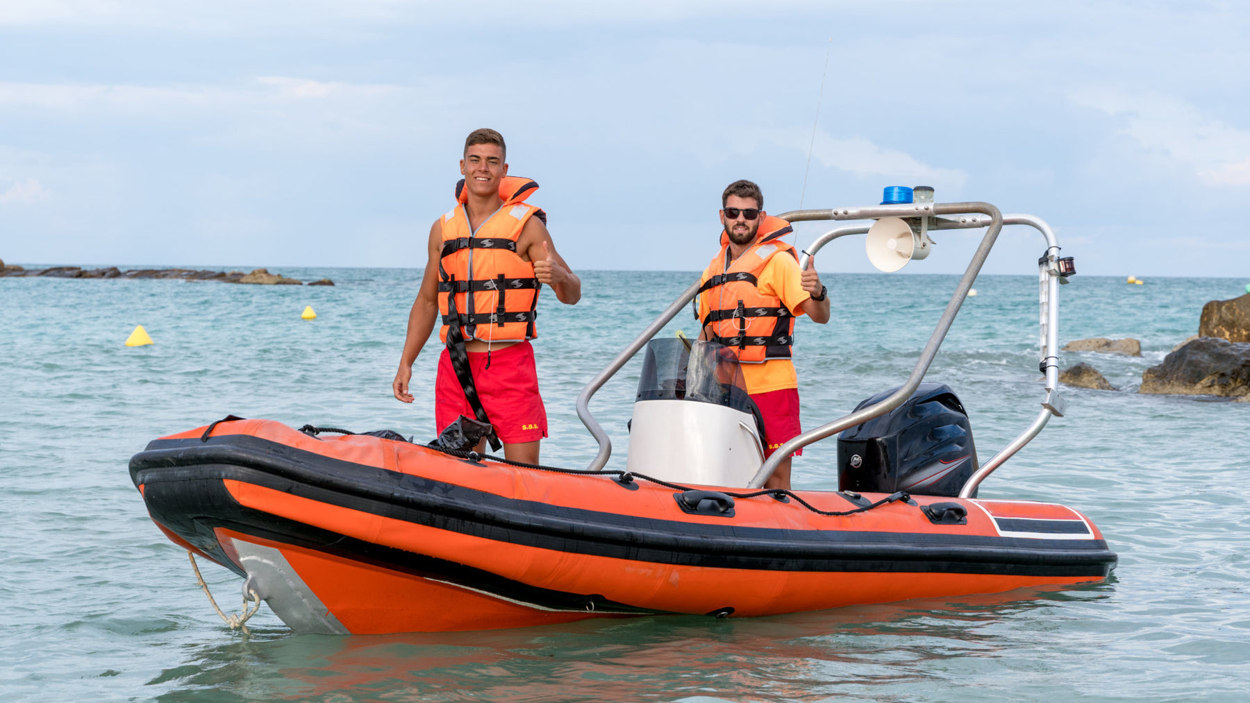 Lernen, wie man ein Festrumpfschlauchboot steuert: Ein Leitfaden für Anfänger